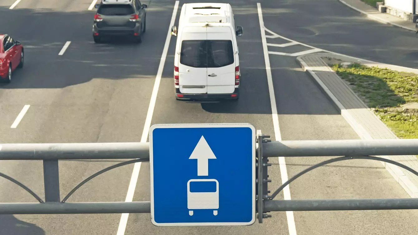 Avtobus zolağında qanunsuz parkinq