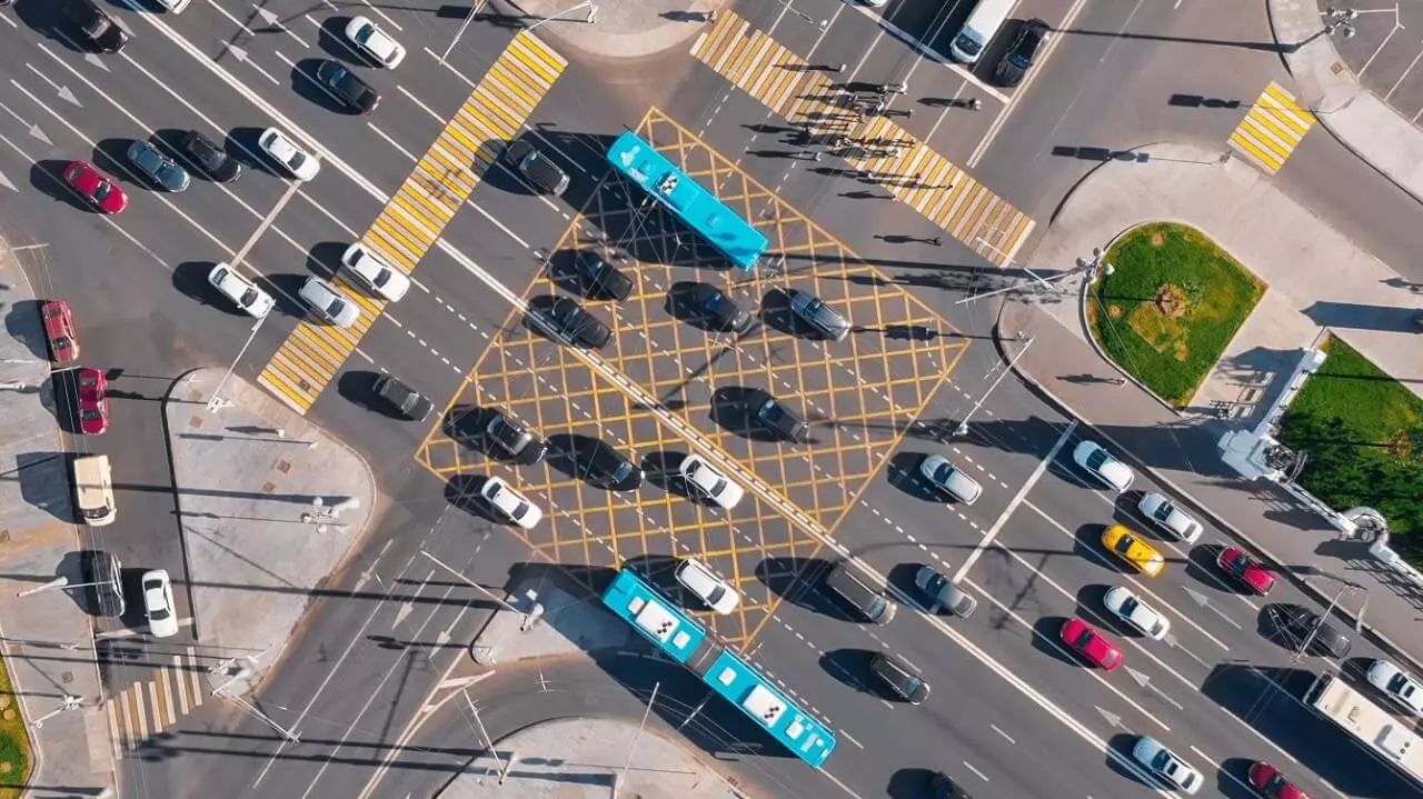 Sıx trafikdən qaynaqlanan tıxaclar