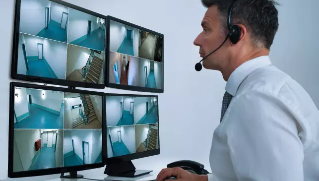 Monitor-center-it-room-01